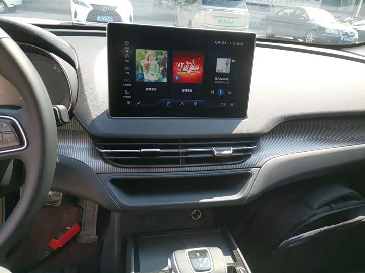 Фото 13 - Hongqi E-QM5