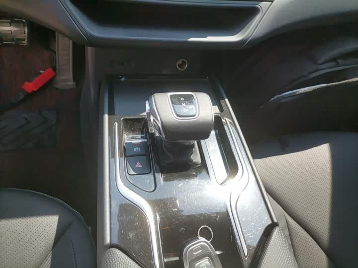 Фото 14 - Hongqi E-QM5