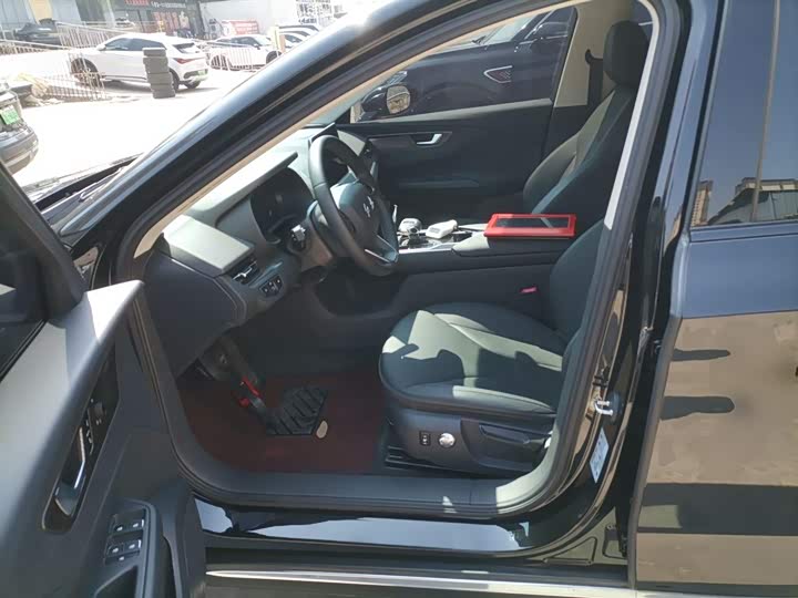 Фото 15 - Hongqi E-QM5