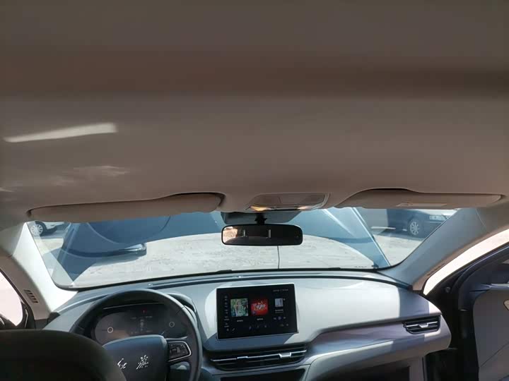 Фото 18 - Hongqi E-QM5