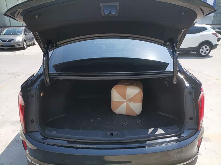 Фото 19 - Hongqi E-QM5