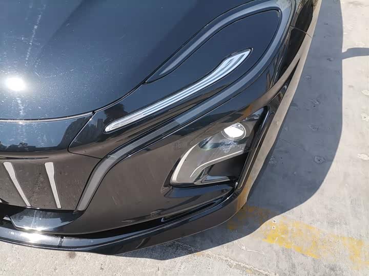 Фото 24 - Hongqi E-QM5