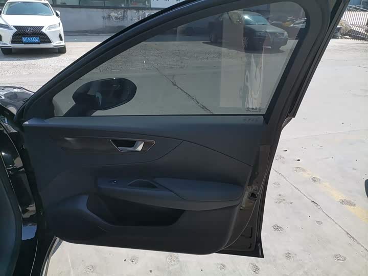 Фото 26 - Hongqi E-QM5