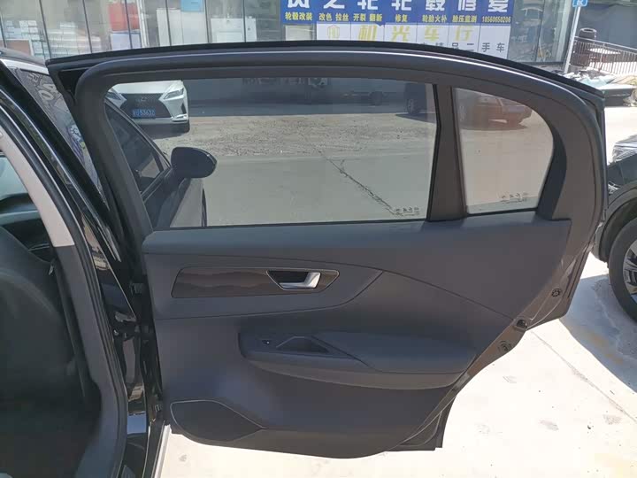 Фото 27 - Hongqi E-QM5