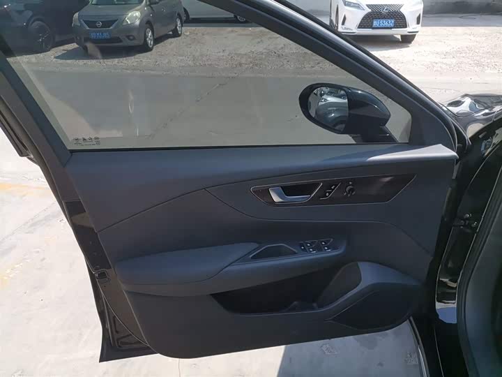 Фото 28 - Hongqi E-QM5