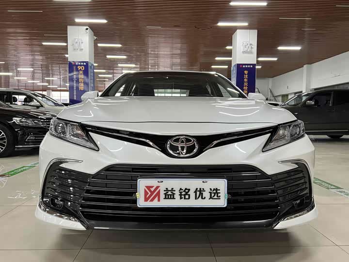 Фото 2 - Toyota Camry