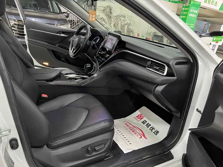 Фото 4 - Toyota Camry