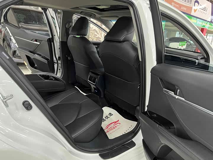 Фото 5 - Toyota Camry