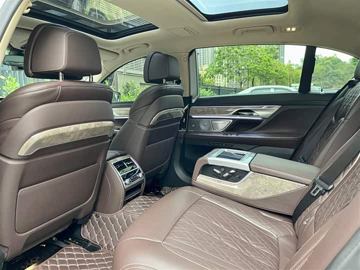 Фото 12 - BMW 7 Series