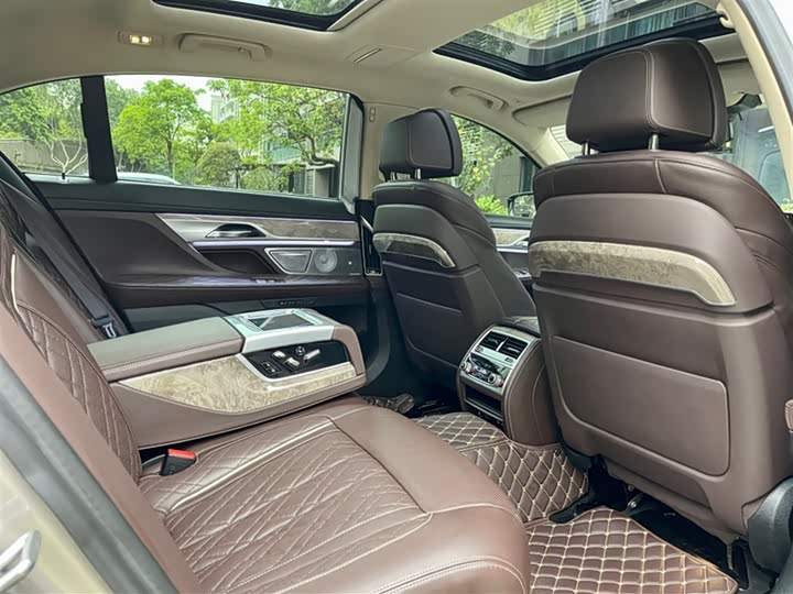 Фото 16 - BMW 7 Series