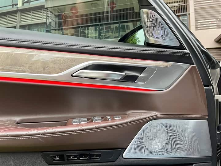 Фото 17 - BMW 7 Series