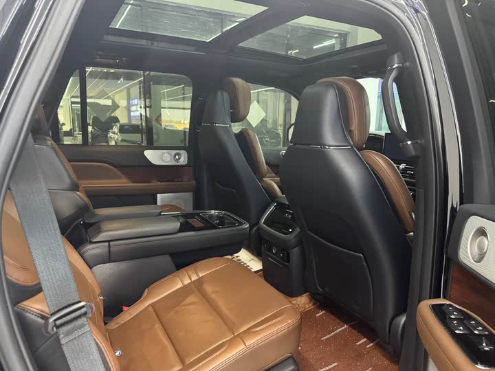 Фото 10 - Lincoln Navigator