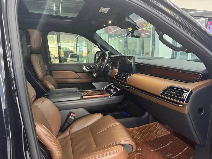 Фото 11 - Lincoln Navigator