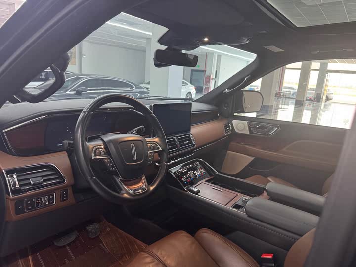 Фото 2 - Lincoln Navigator