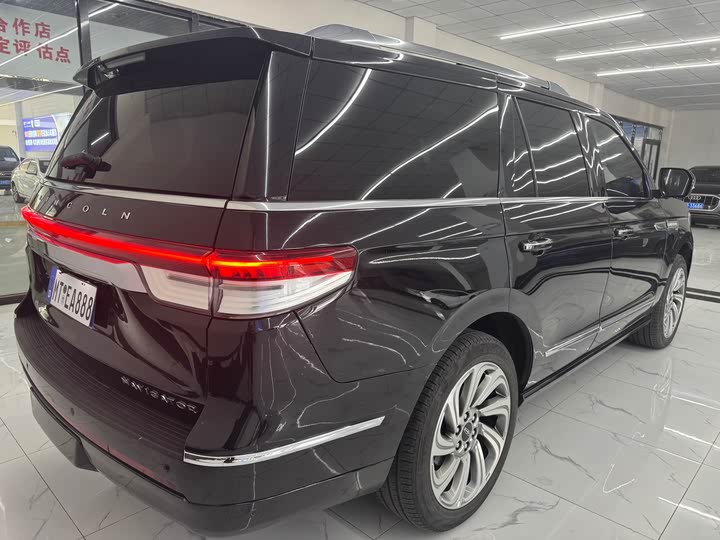 Фото 9 - Lincoln Navigator