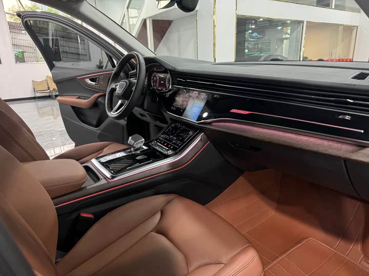 Фото 13 - Audi Q7