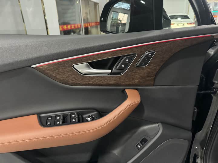 Фото 14 - Audi Q7