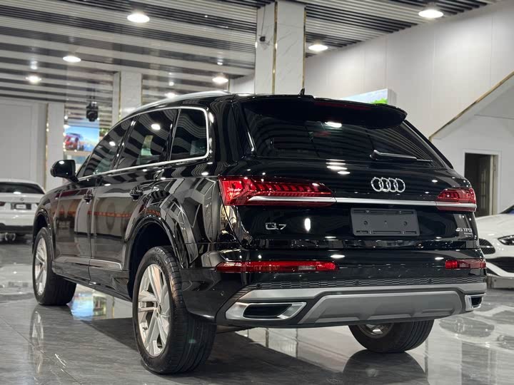 Фото 17 - Audi Q7