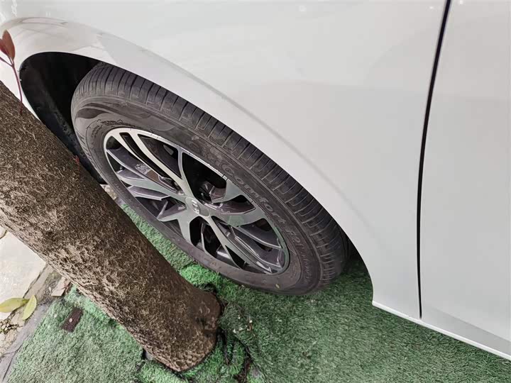 Фото 23 - Geely Emgrand