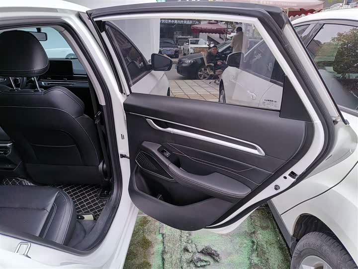 Фото 27 - Geely Emgrand