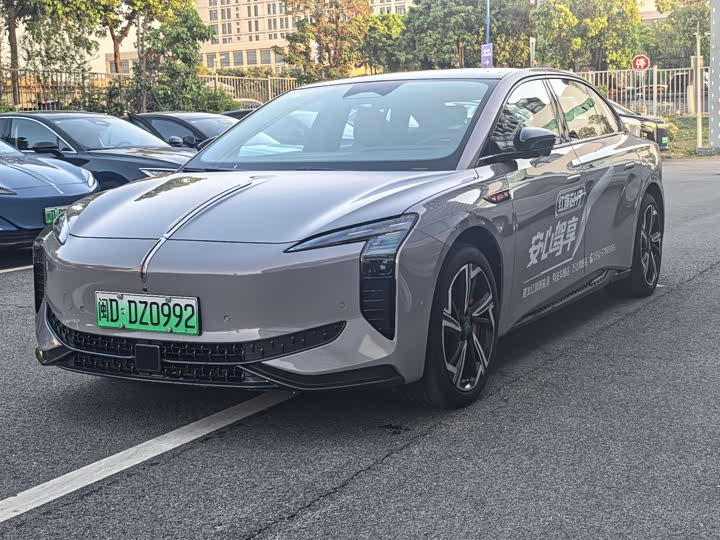 Фото 1 - Hongqi EH7