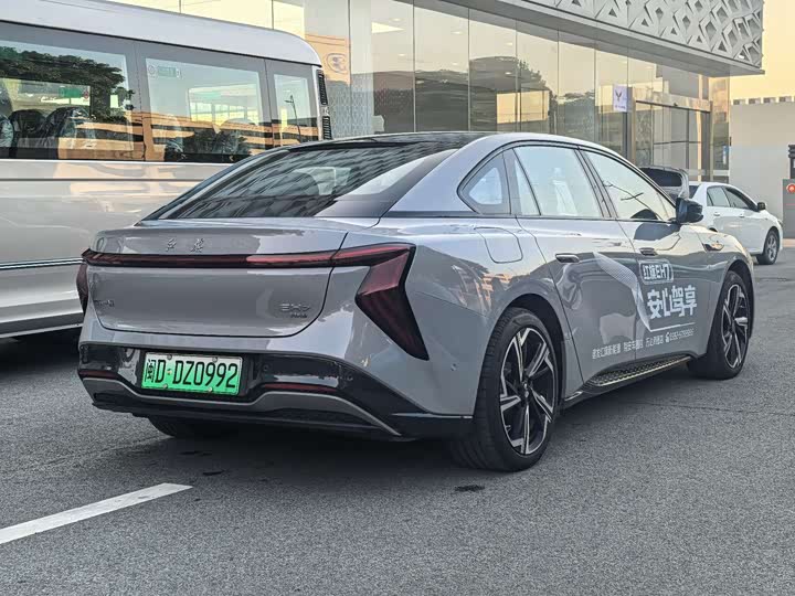 Фото 4 - Hongqi EH7