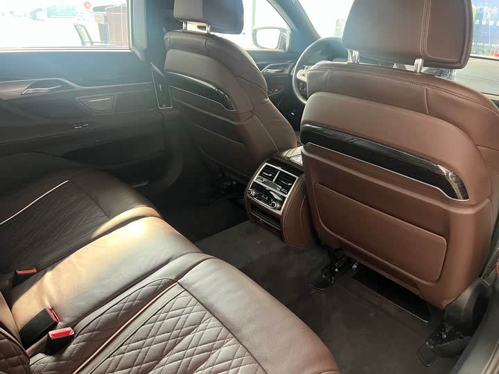 Фото 13 - BMW 7 Series