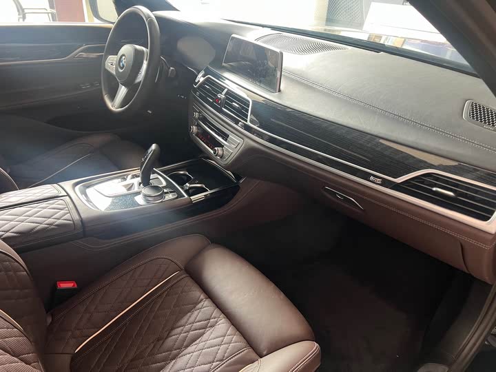 Фото 14 - BMW 7 Series