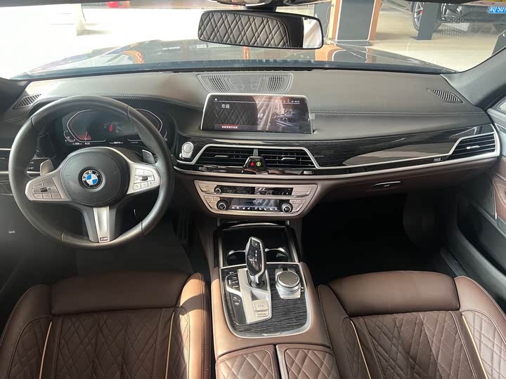 Фото 9 - BMW 7 Series