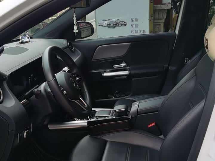 Фото 11 - Mercedes-Benz GLA-Class