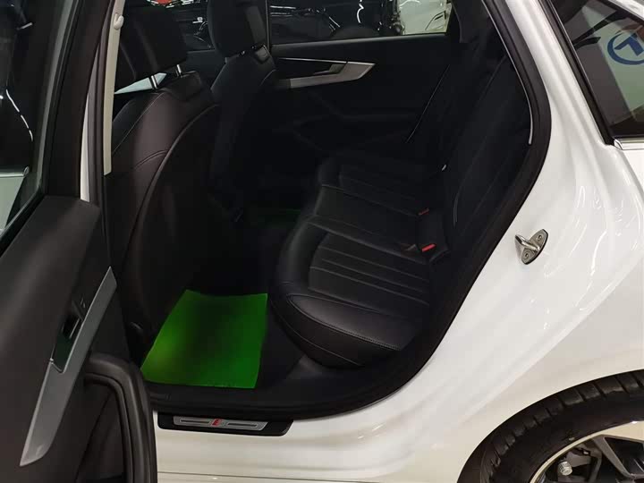 Фото 10 - Audi A4L