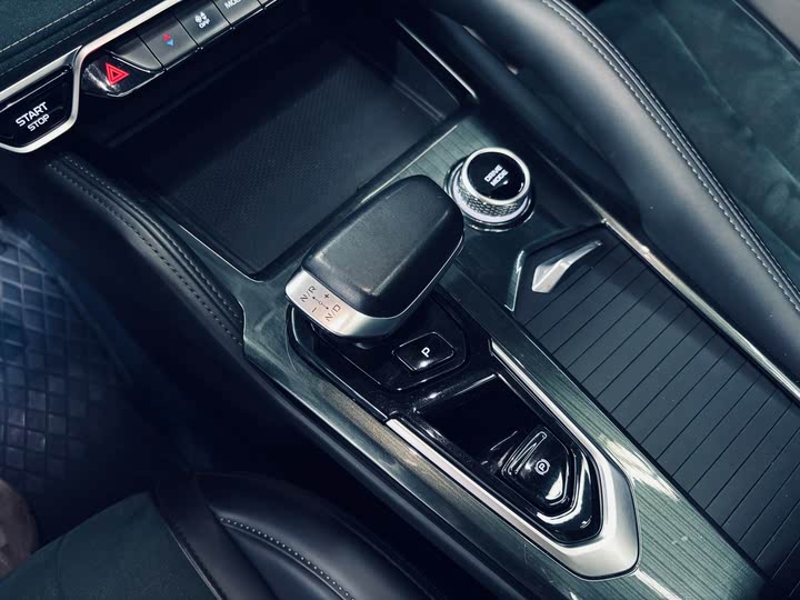 Фото 12 - Geely Monjaro