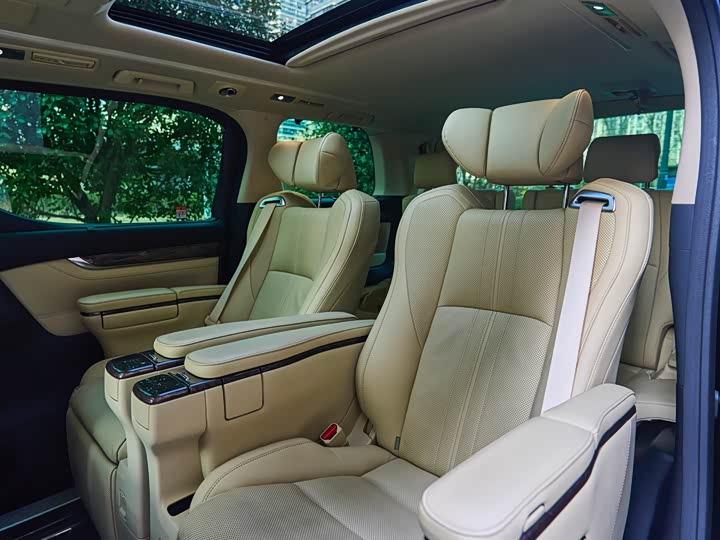 Фото 19 - Toyota Vellfire