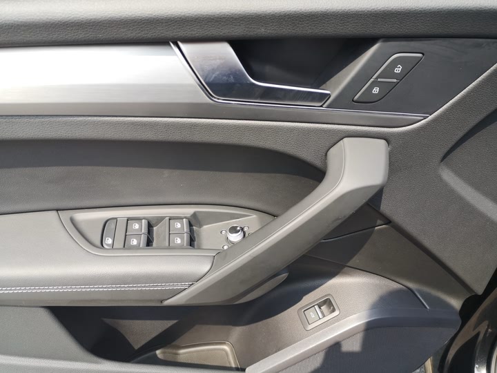 Фото 13 - Audi Q5L