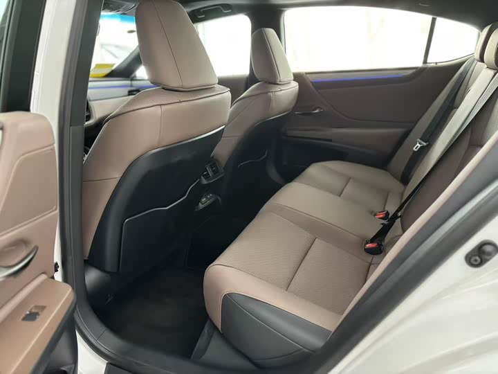 Фото 11 - Lexus ES