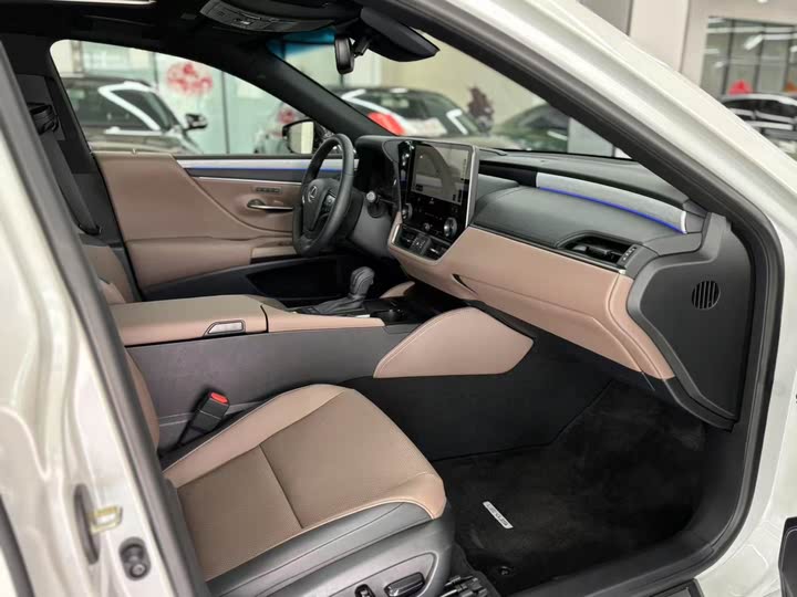 Фото 12 - Lexus ES