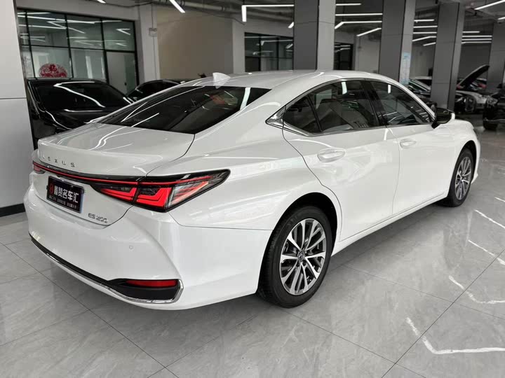 Фото 5 - Lexus ES