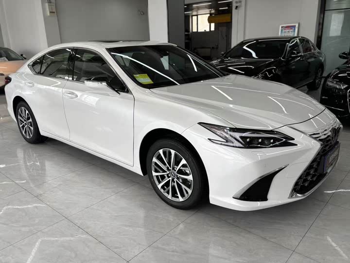 Фото 7 - Lexus ES