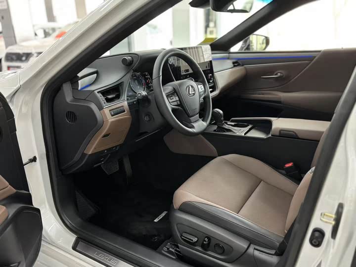 Фото 9 - Lexus ES