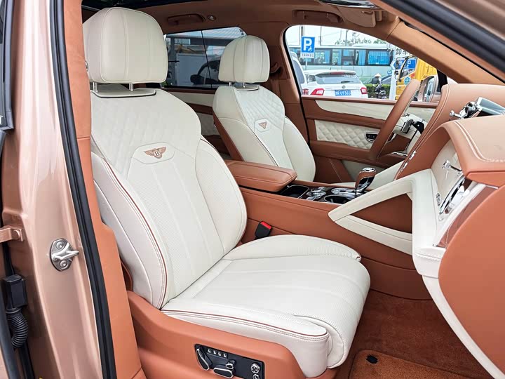 Фото 16 - Bentley Bentayga