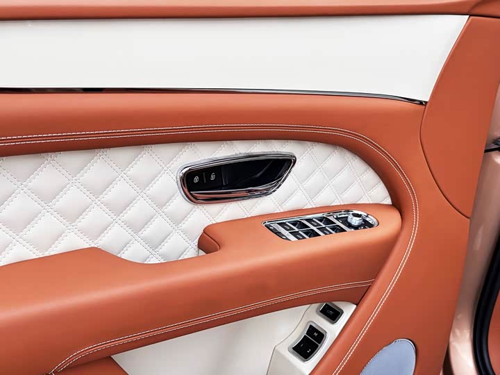 Фото 24 - Bentley Bentayga