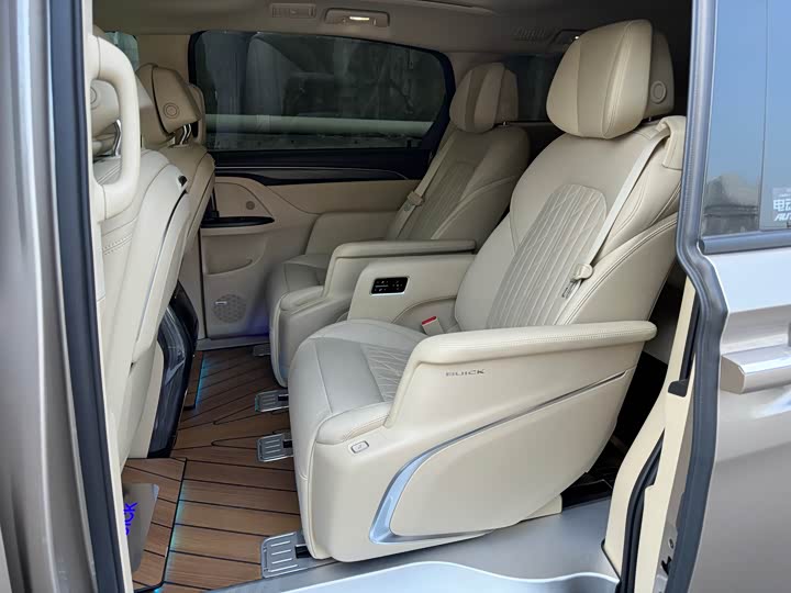 Фото 7 - Buick GL8 ES