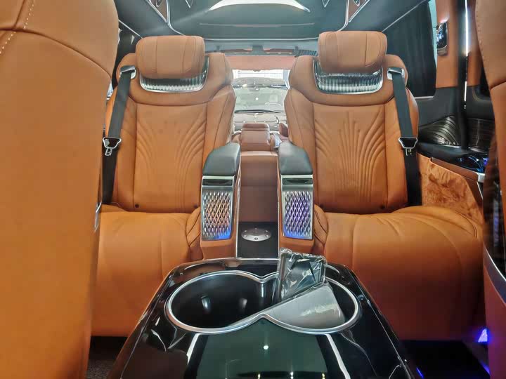 Фото 21 - Mercedes-Benz V-Class