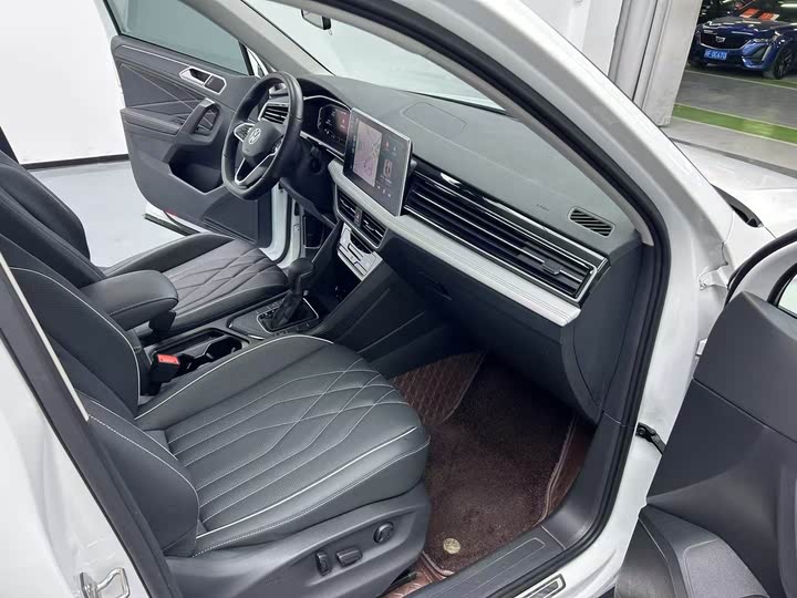 Фото 3 - Volkswagen Tiguan L Pro