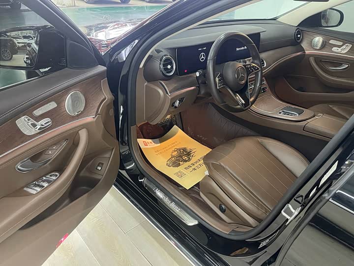 Фото 4 - Mercedes-Benz E-Class