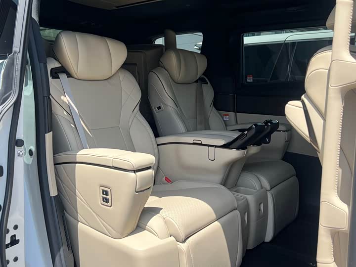 Фото 10 - Toyota Vellfire