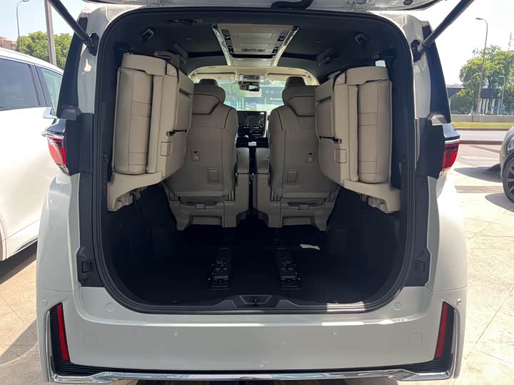 Фото 19 - Toyota Vellfire