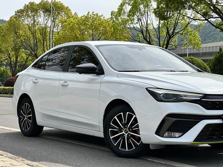 Фото 20 - Roewe i5