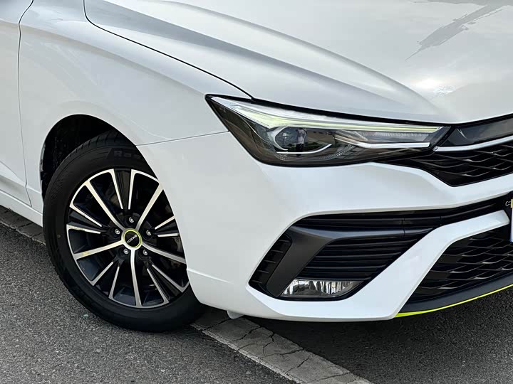 Фото 21 - Roewe i5