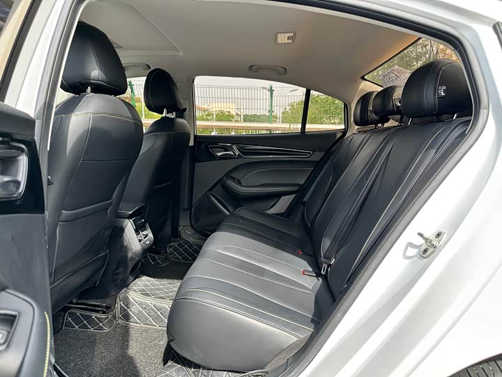 Фото 9 - Roewe i5